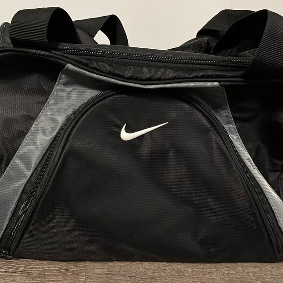 Nike Duffle Bag With Shoe Storage - Picture 2 of 3